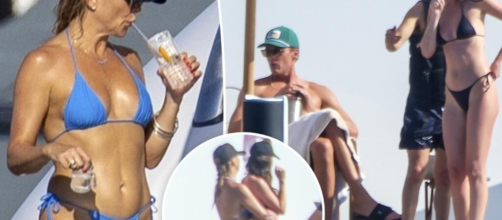 Tom Brady parties with Dakota Johnson, Kate Hudson on yacht